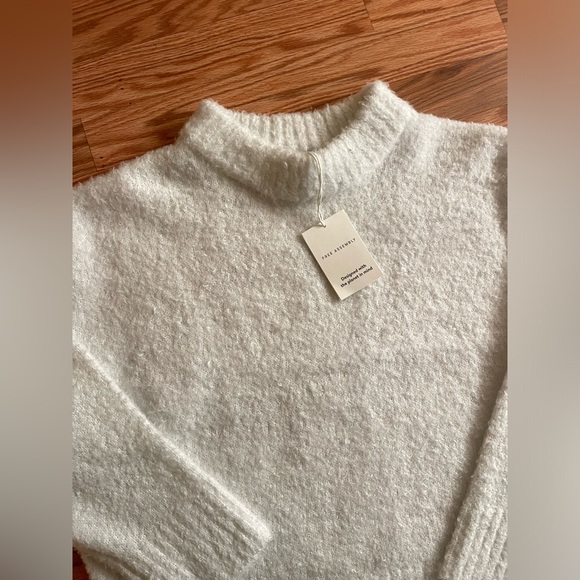 Free Assembly Fuzzy Mock Neck Sweater XL NWT - Picture 2 of 6